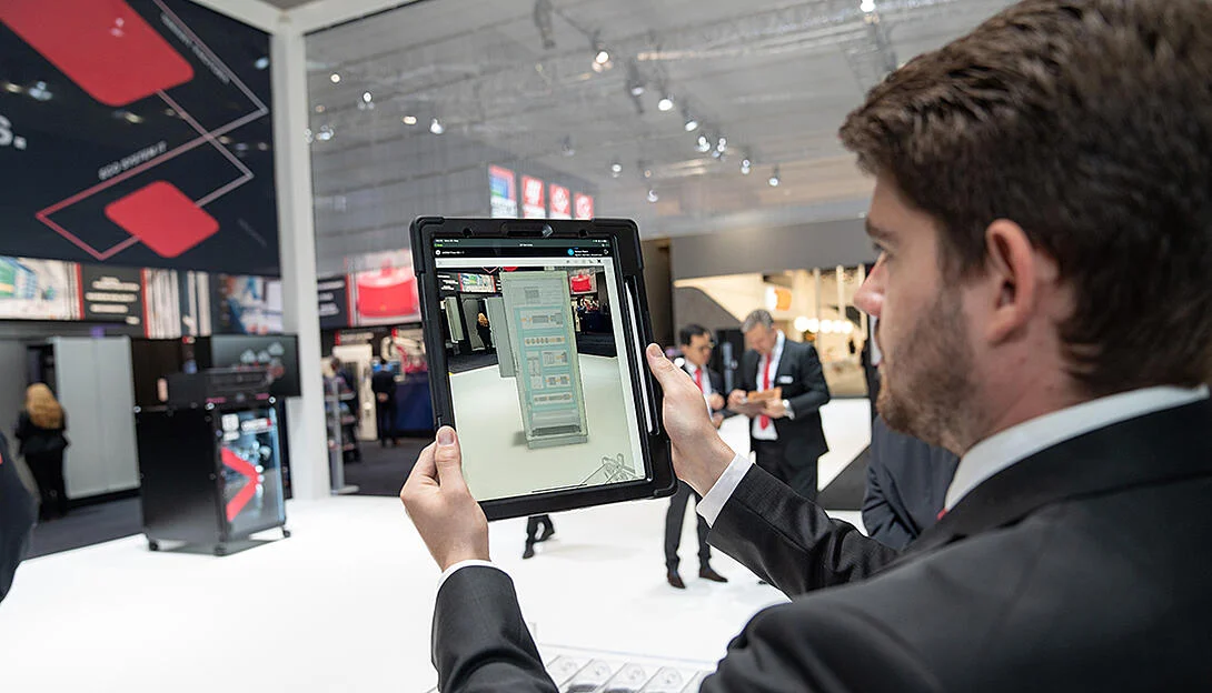 Homem visualizando um painel elétrico em realidade aumentada com o Eplan eview free através de um tablet